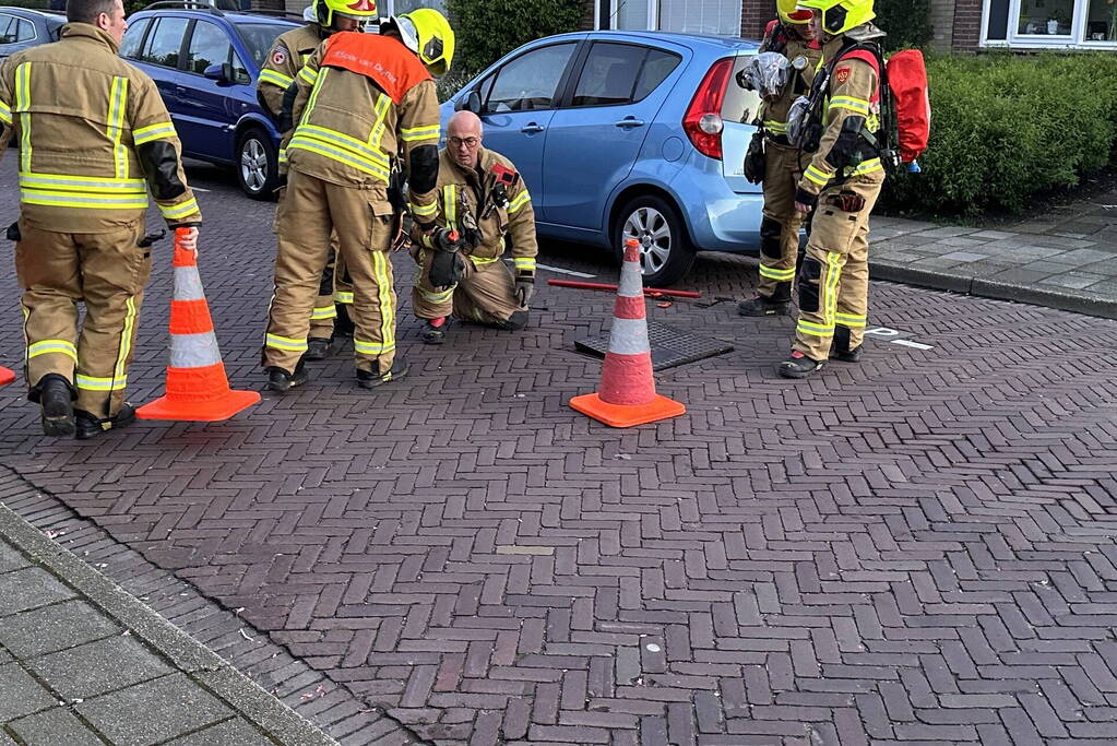 Brandweer verricht metingen na sterke gaslucht