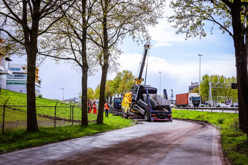 Vrachtwagenchauffeur heeft engeltje op zijn schouder