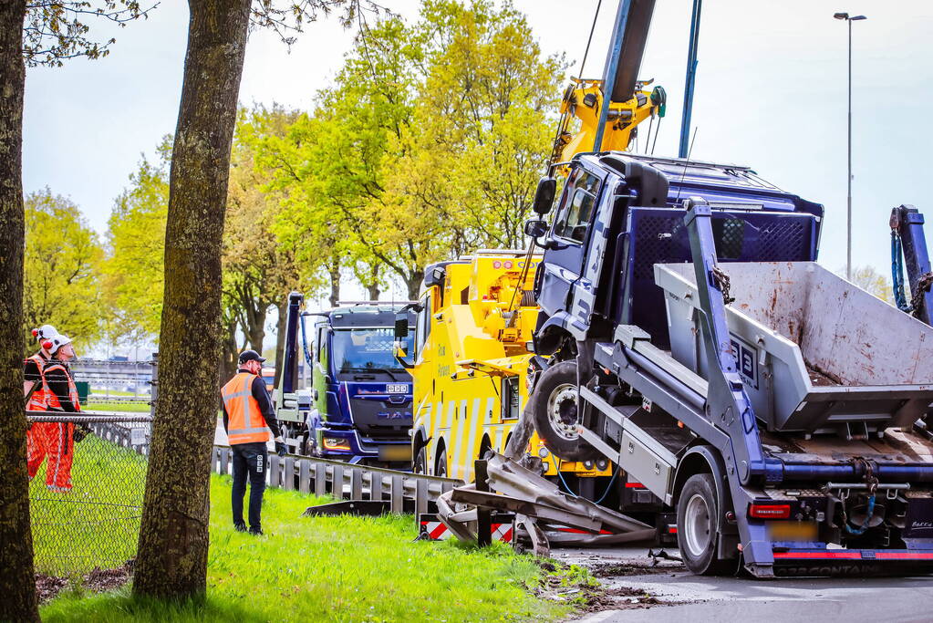 Vrachtwagenchauffeur heeft engeltje op zijn schouder