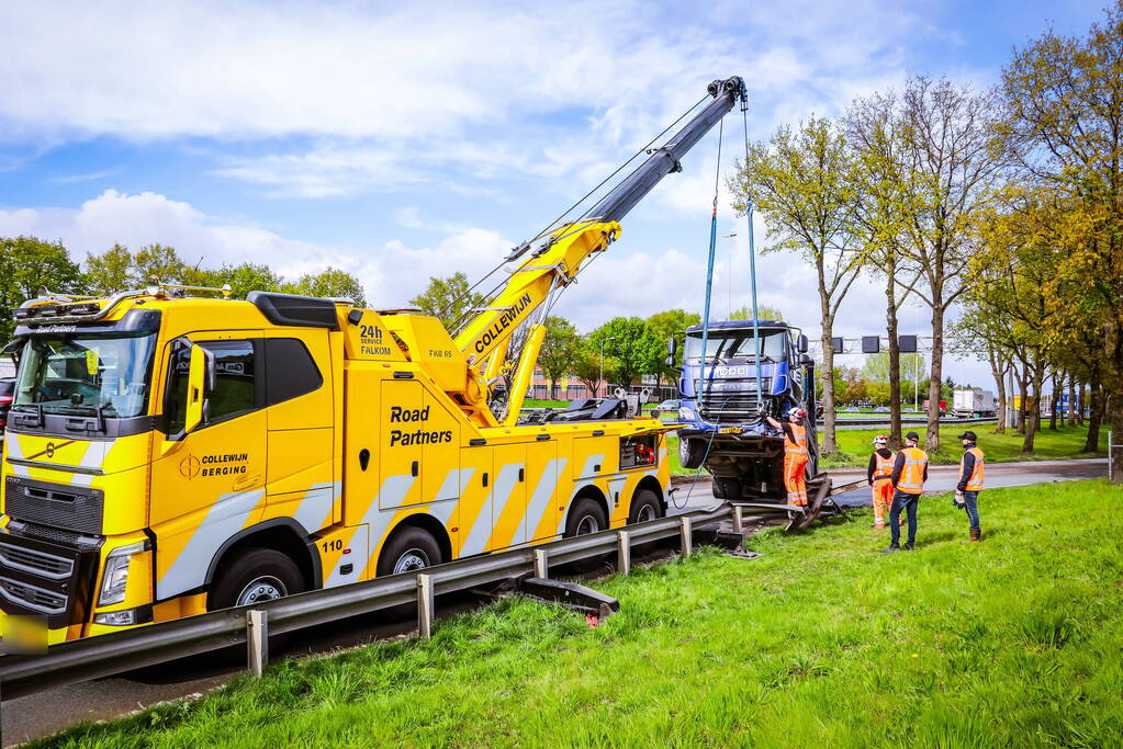 Vrachtwagenchauffeur heeft engeltje op zijn schouder