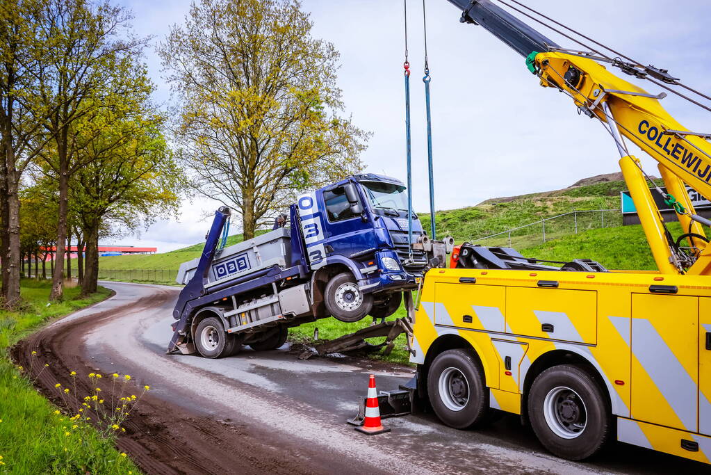 Vrachtwagenchauffeur heeft engeltje op zijn schouder