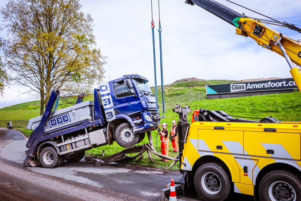 Vrachtwagenchauffeur heeft engeltje op zijn schouder