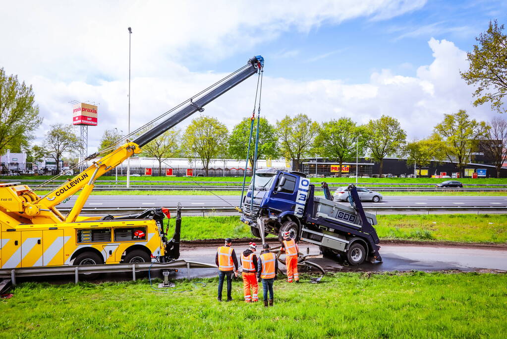 Vrachtwagenchauffeur heeft engeltje op zijn schouder