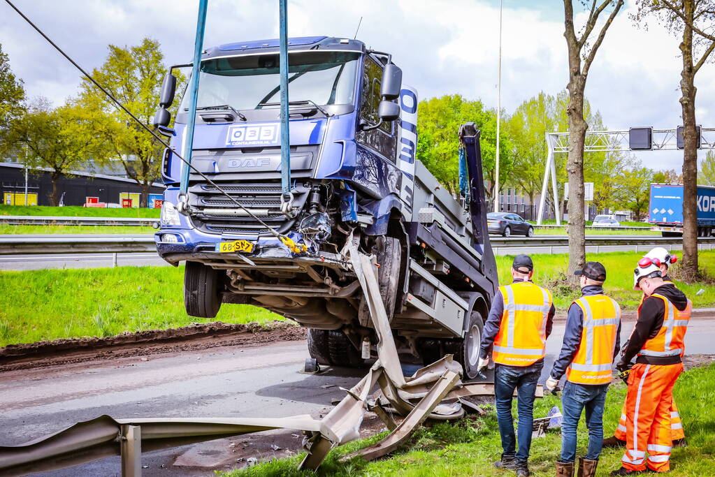 Vrachtwagenchauffeur heeft engeltje op zijn schouder