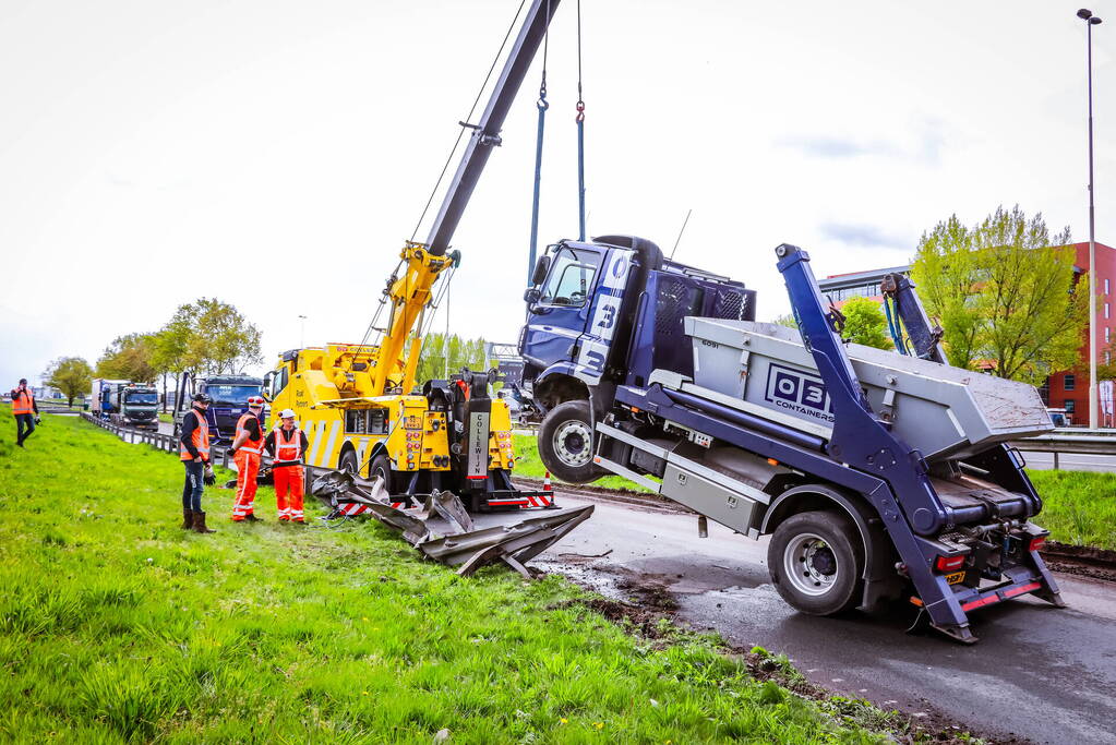 Vrachtwagenchauffeur heeft engeltje op zijn schouder