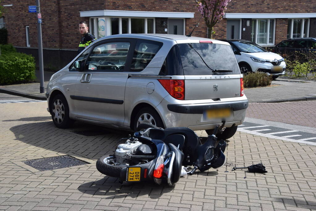 Scooterrijder gewond bij aanrijding door automobilist