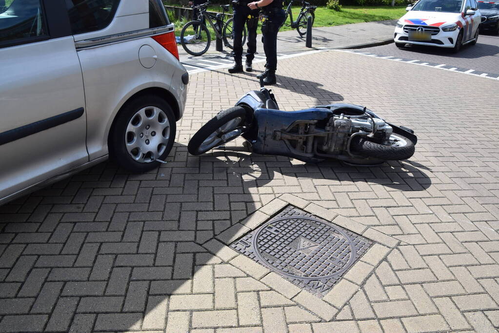 Scooterrijder gewond bij aanrijding door automobilist