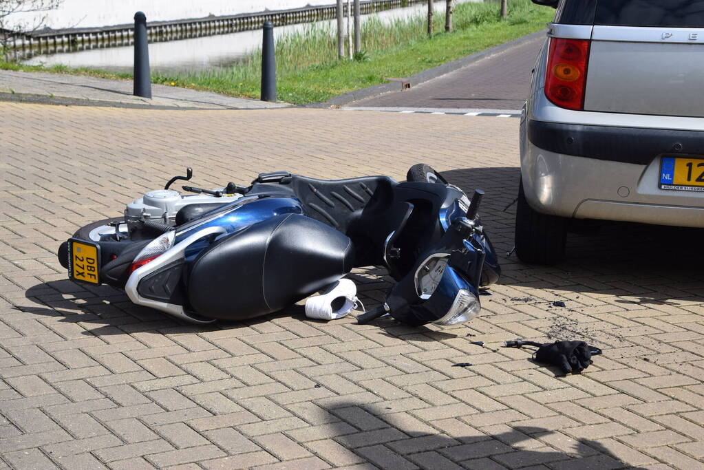 Scooterrijder gewond bij aanrijding door automobilist