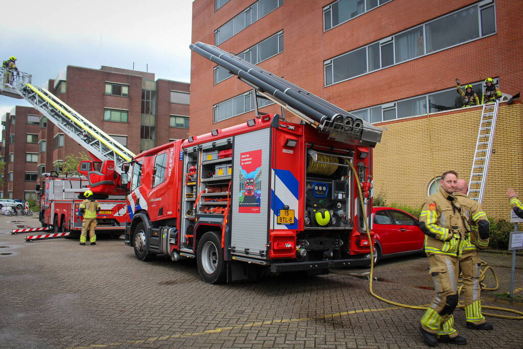 Noodopvang ontruimd door brand op dak