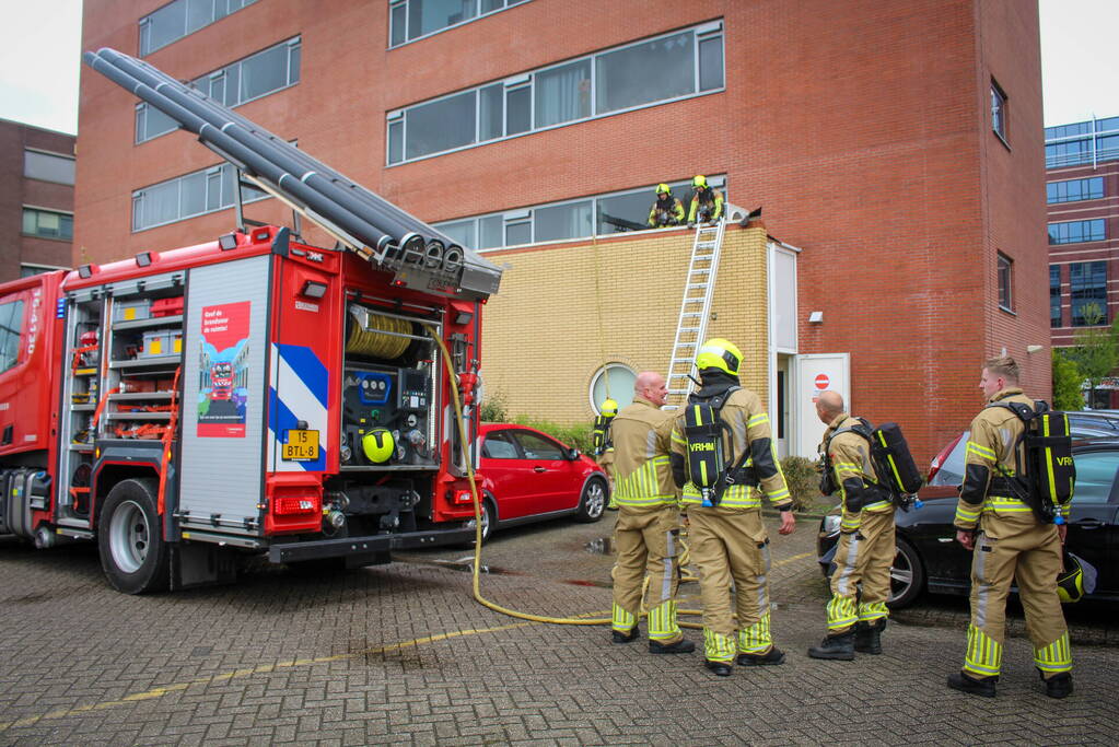 Noodopvang ontruimd door brand op dak