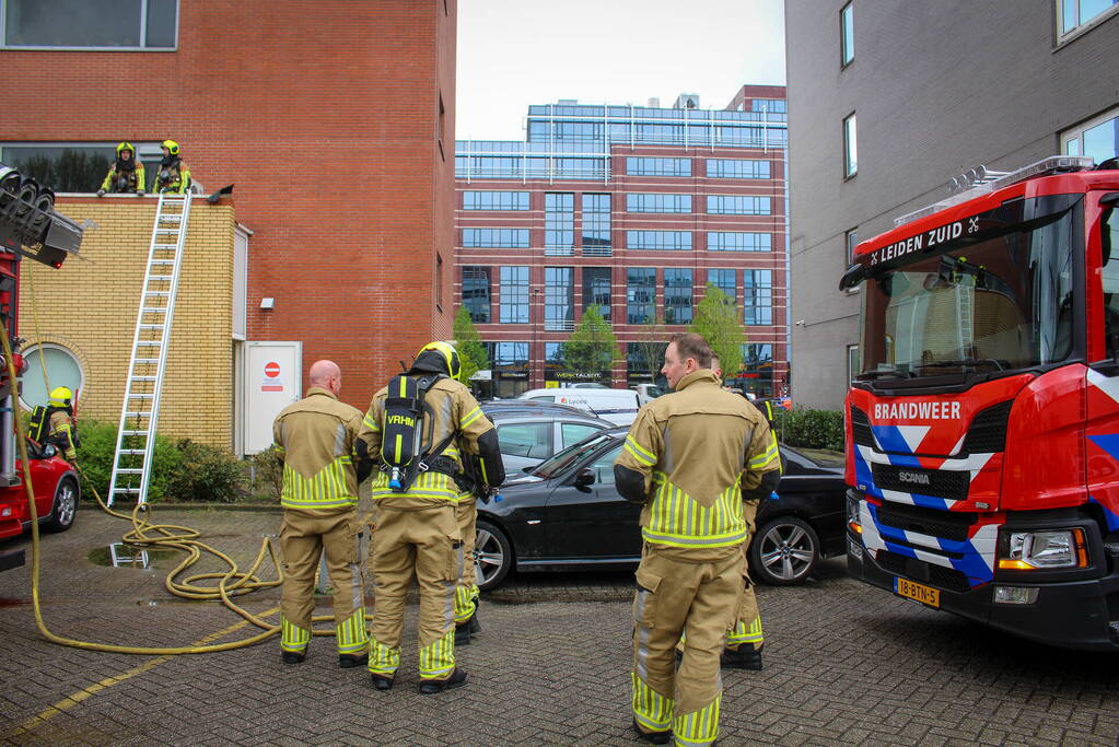 Noodopvang ontruimd door brand op dak