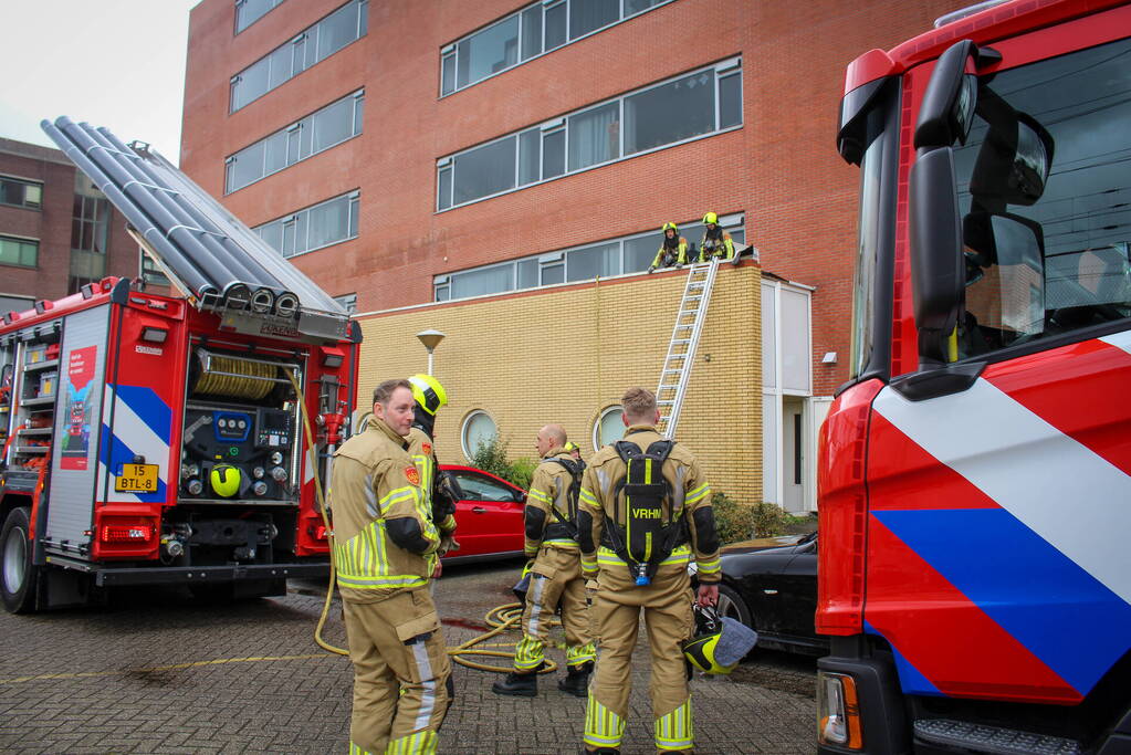 Noodopvang ontruimd door brand op dak