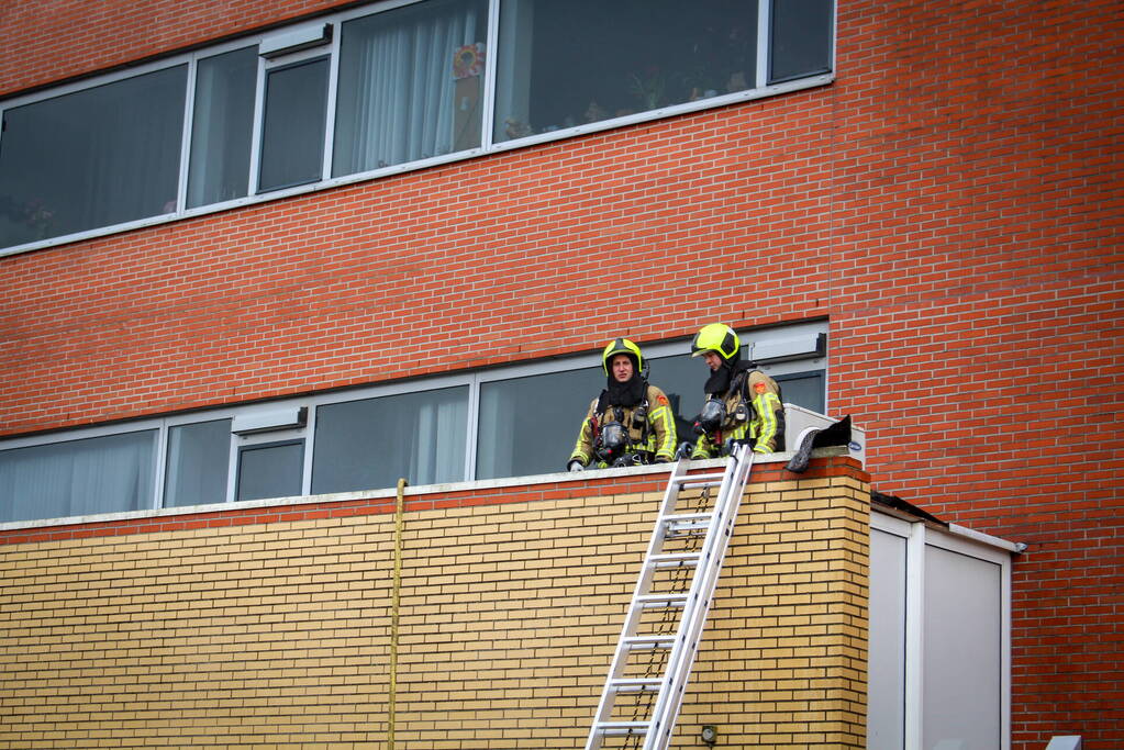 Noodopvang ontruimd door brand op dak