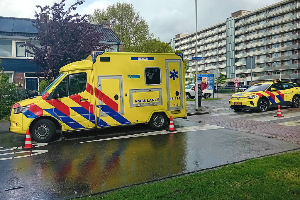 Brand in woning, meerdere mensen gecontroleerd door ambulancepersoneel