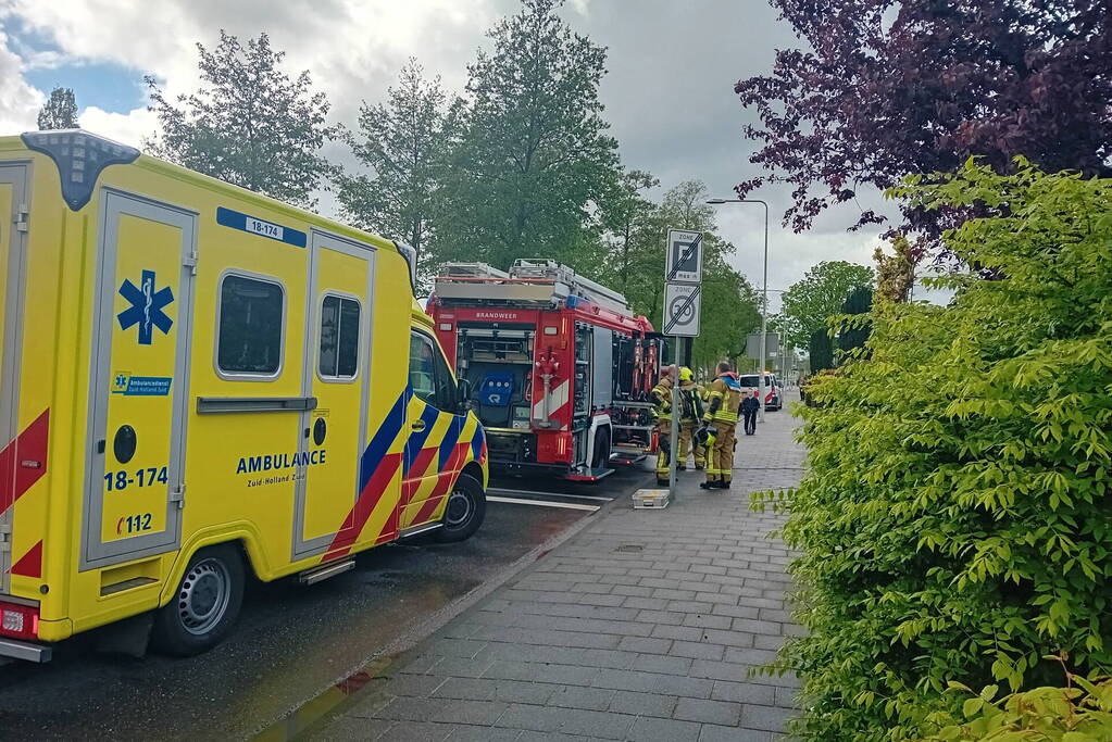 Brand in woning, meerdere mensen gecontroleerd door ambulancepersoneel