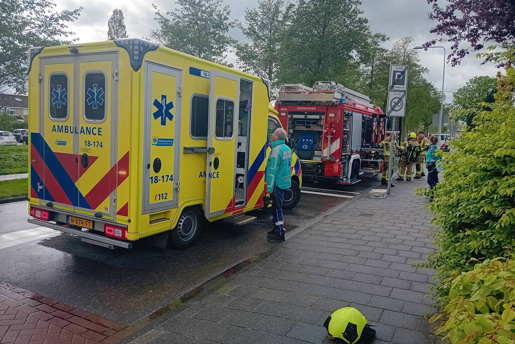 Brand in woning, meerdere mensen gecontroleerd door ambulancepersoneel