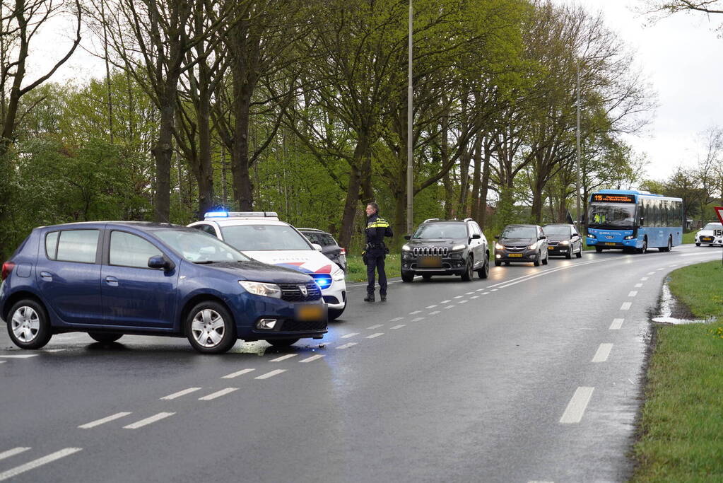 Lange vertraging na botsing tussen auto en bestelbus