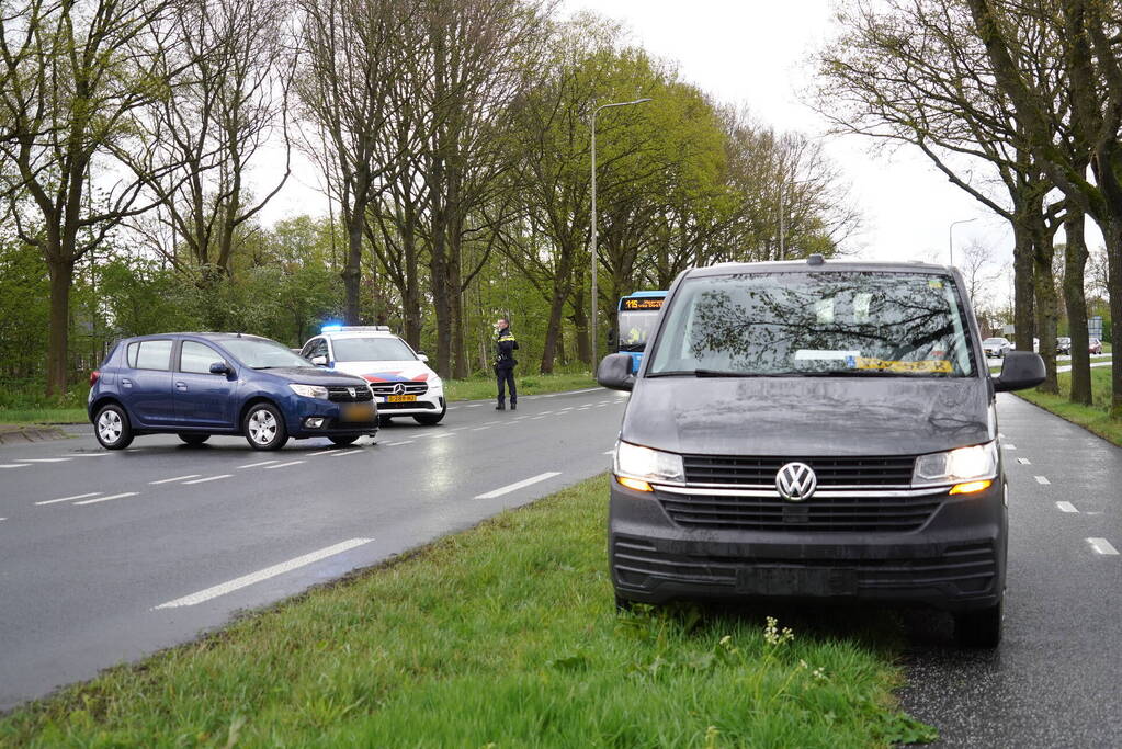 Lange vertraging na botsing tussen auto en bestelbus