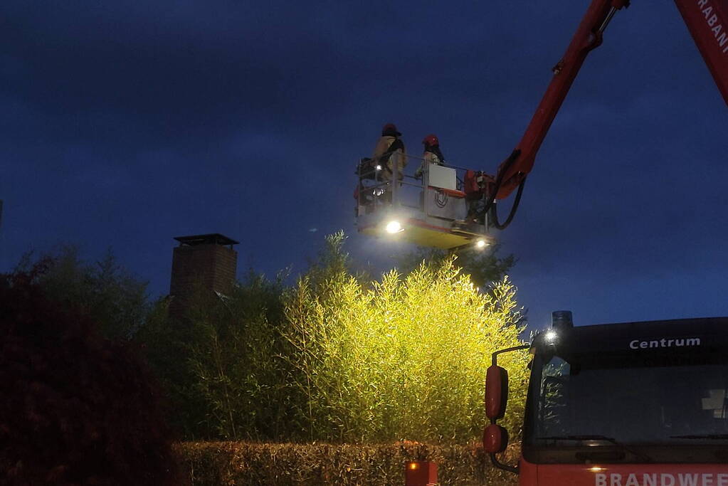 Brandweer blust brandende schoorsteen