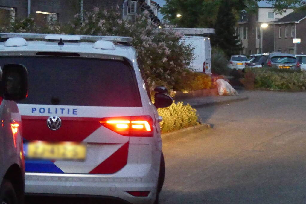 Persoon aangehouden midden in woonwijk, politie doorzoekt huis