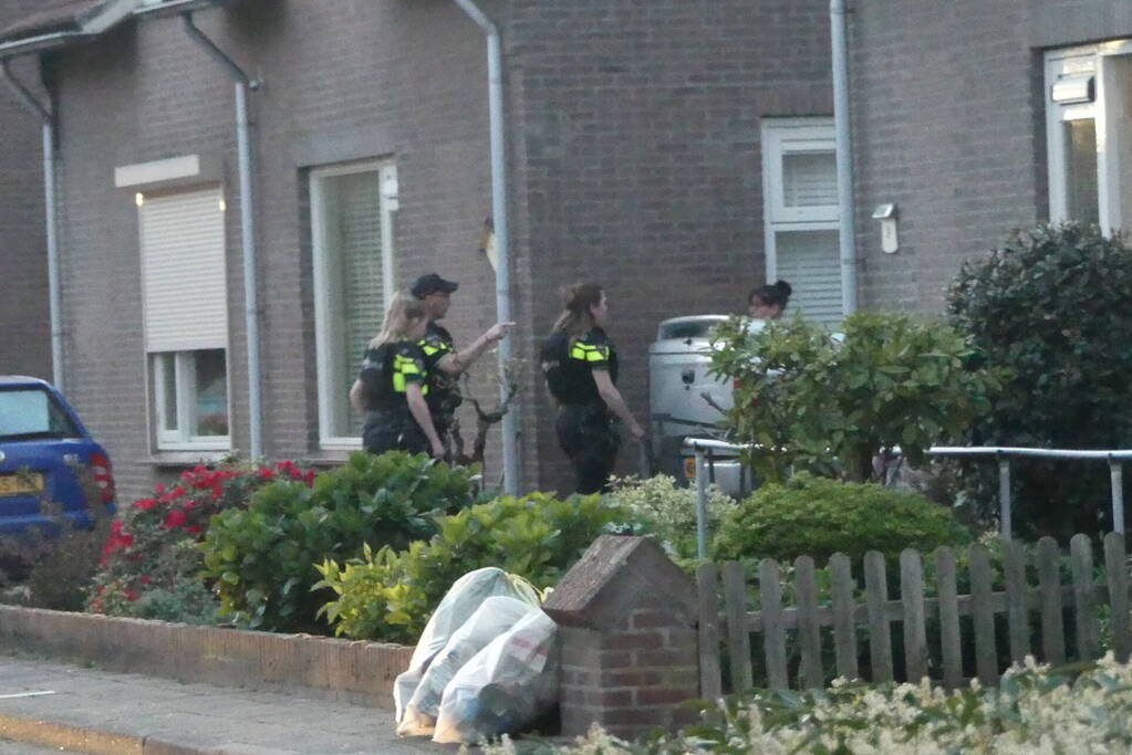 Persoon aangehouden midden in woonwijk, politie doorzoekt huis