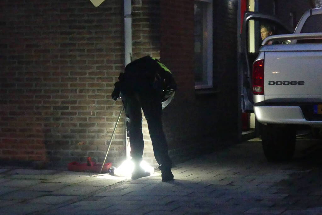 Persoon aangehouden midden in woonwijk, politie doorzoekt huis