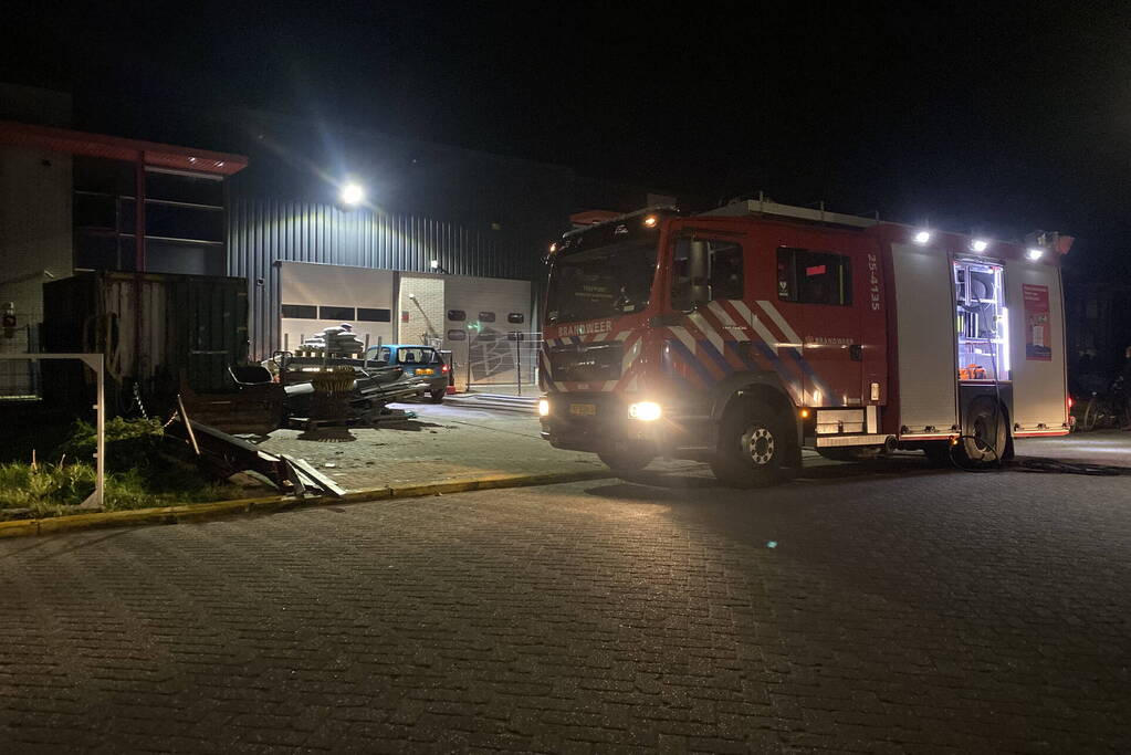 Brandweer blust brandende pallets