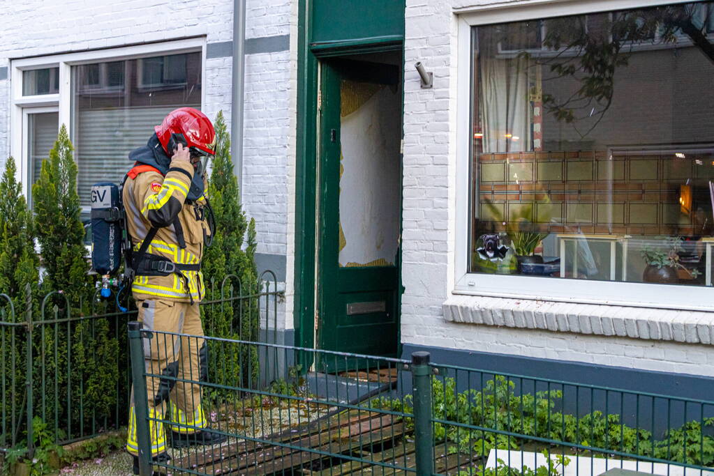 Brandweer redt hond bij woningbrand