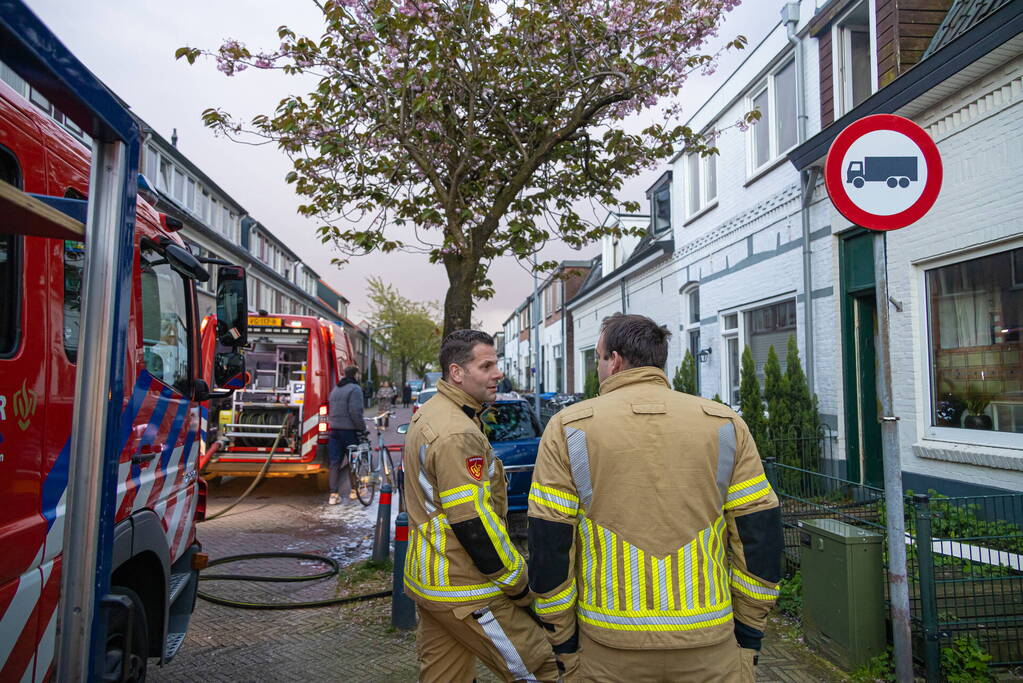 Brandweer redt hond bij woningbrand