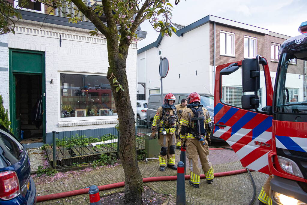 Brandweer redt hond bij woningbrand