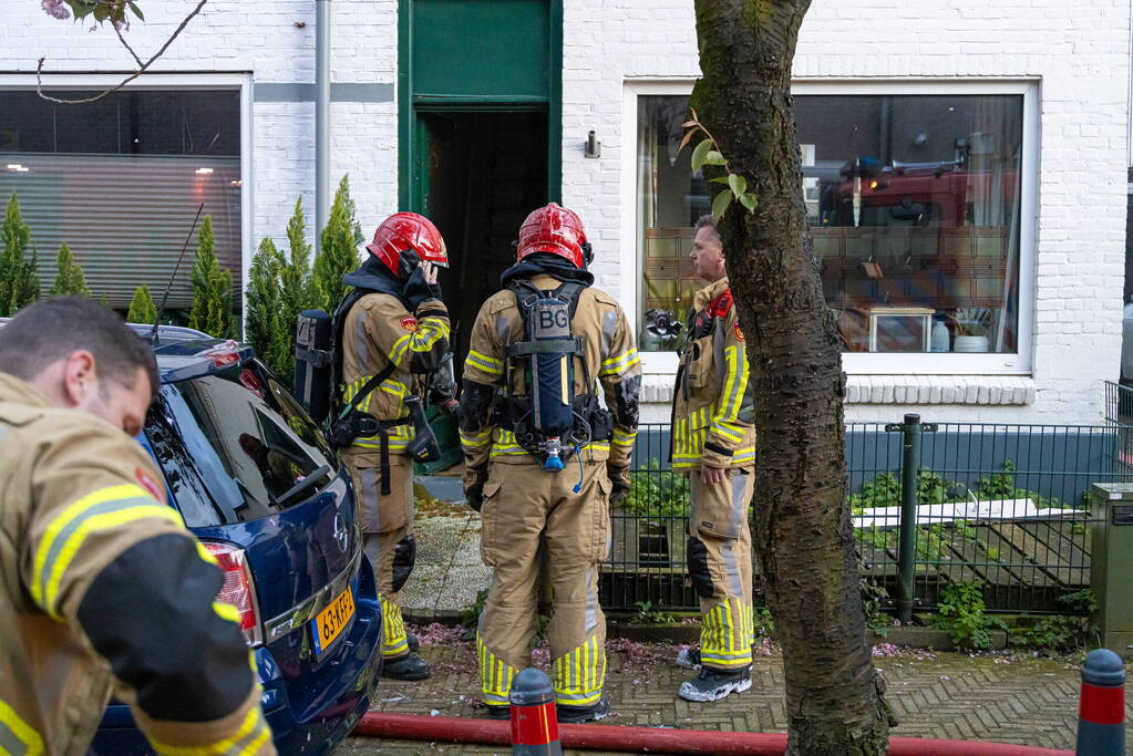 Brandweer redt hond bij woningbrand