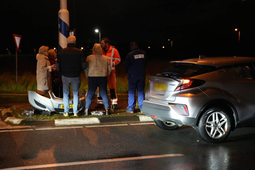 Schade bij botsing tussen twee personenauto's