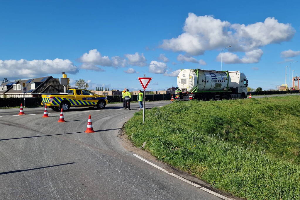 Weg volledig dicht door verloren lading