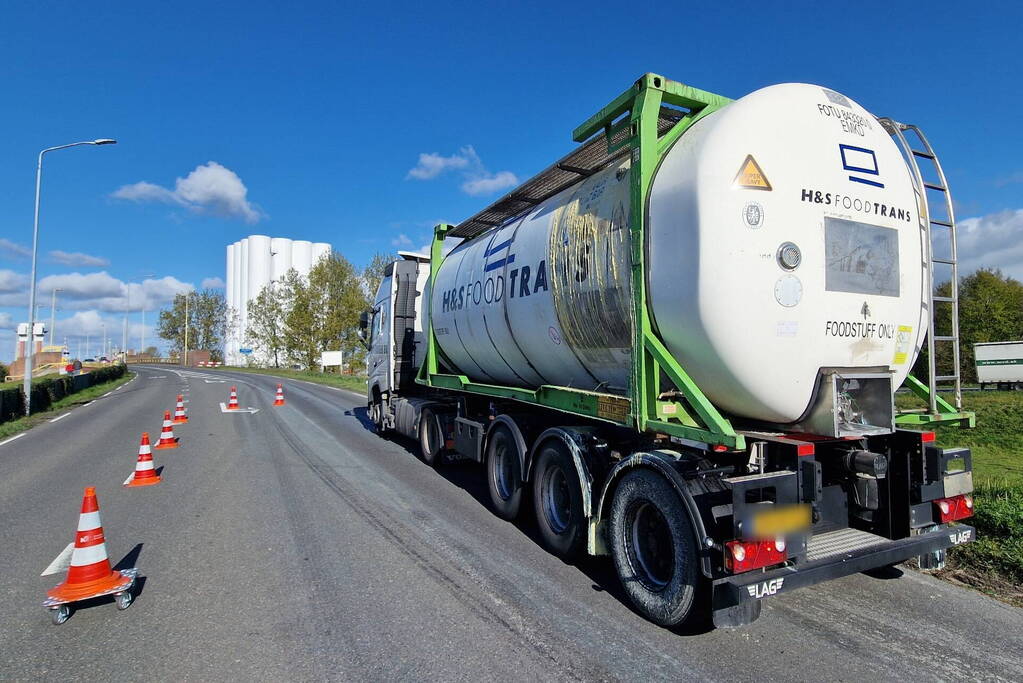 Weg volledig dicht door verloren lading