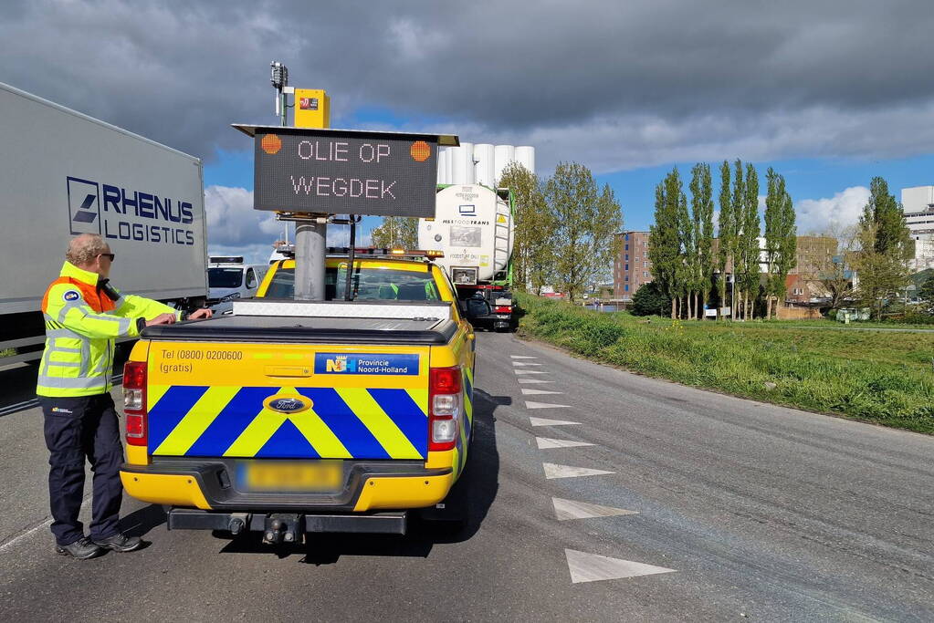 Weg volledig dicht door verloren lading