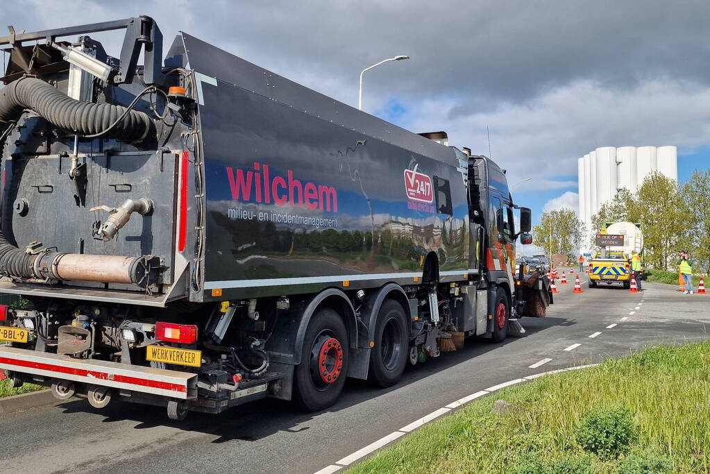 Weg volledig dicht door verloren lading