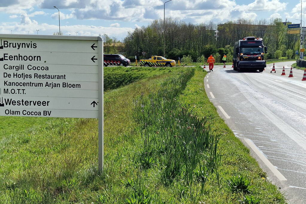 Weg volledig dicht door verloren lading