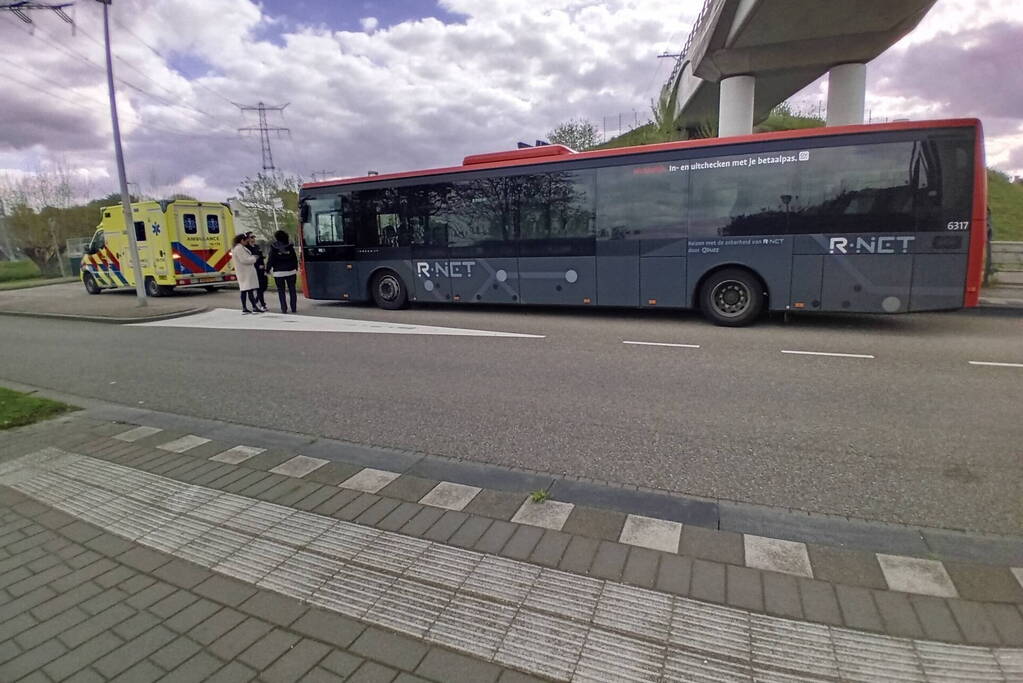 Lijnbus en ambulance botsen op elkaar