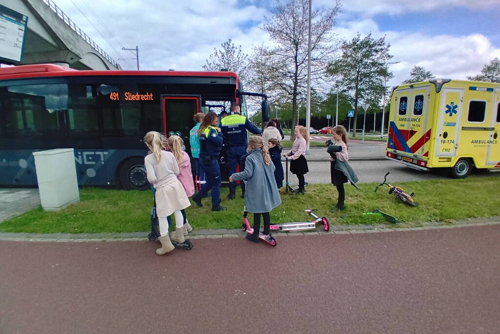 Lijnbus en ambulance botsen op elkaar