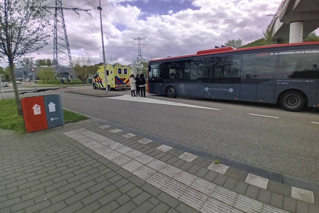 Lijnbus en ambulance botsen op elkaar