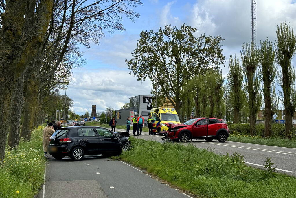 Auto's fiks beschadigd bij frontale aanrijding