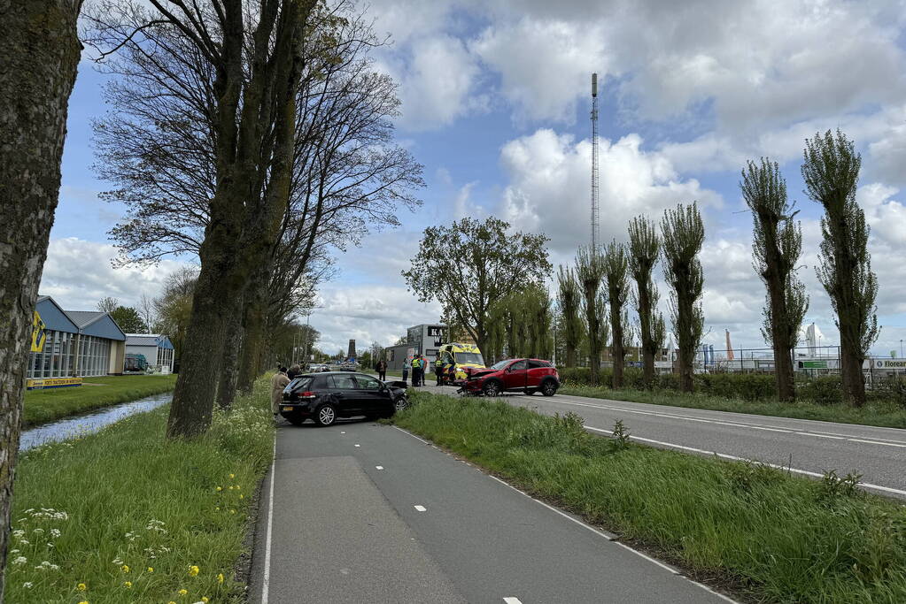 Auto's fiks beschadigd bij frontale aanrijding