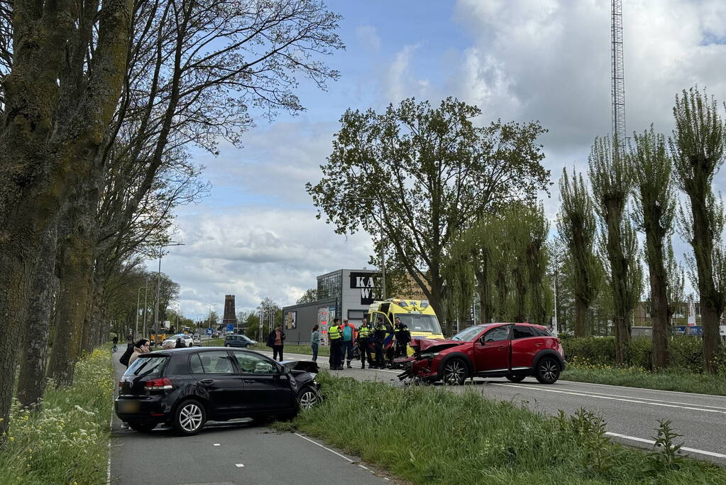 Auto's fiks beschadigd bij frontale aanrijding