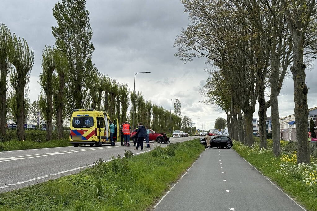 Auto's fiks beschadigd bij frontale aanrijding