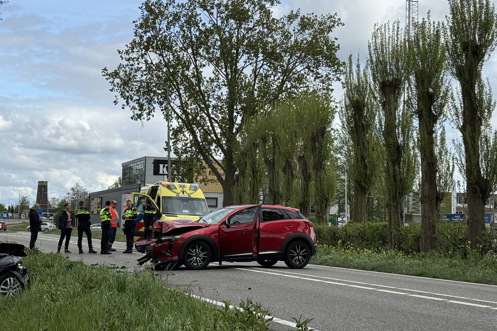 Auto's fiks beschadigd bij frontale aanrijding