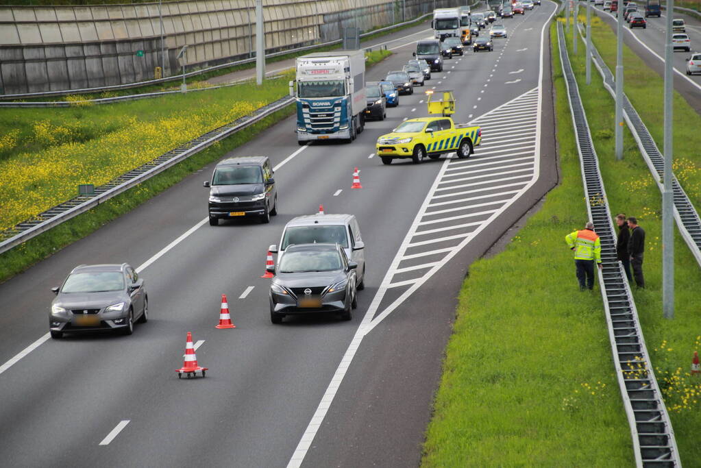 Bestelbus klapt achterop personenauto