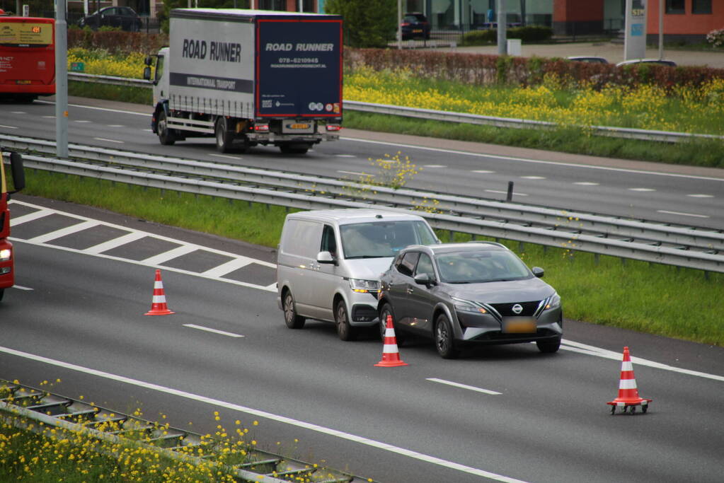 Bestelbus klapt achterop personenauto