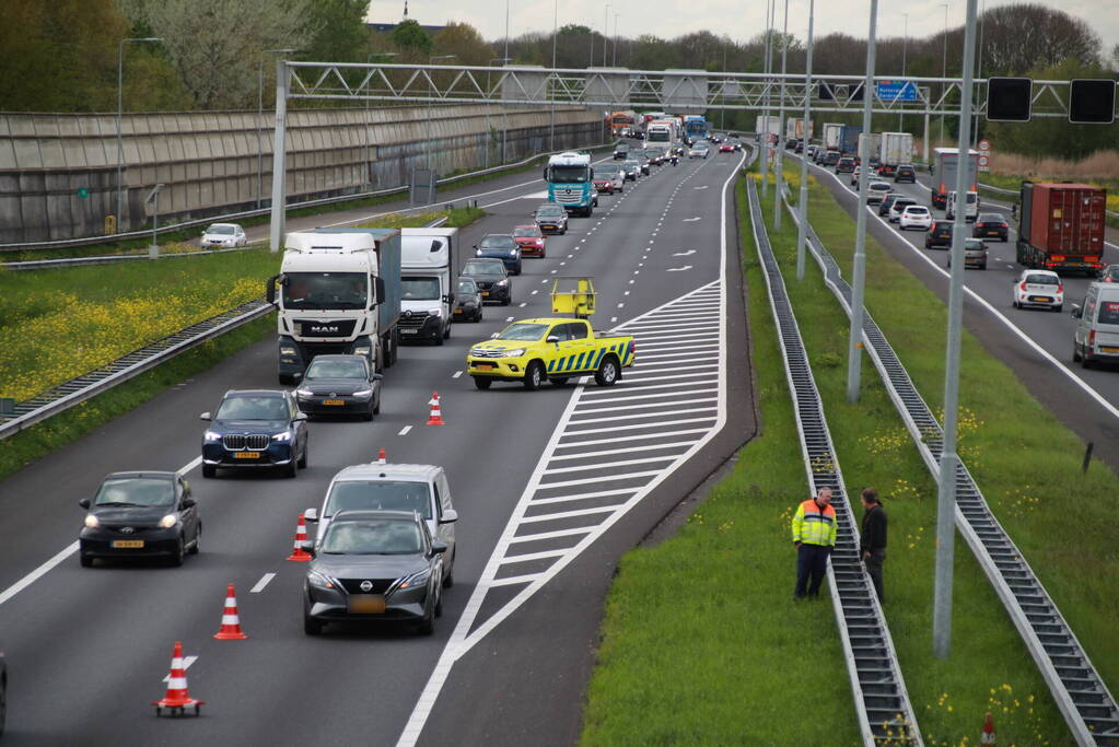 Bestelbus klapt achterop personenauto