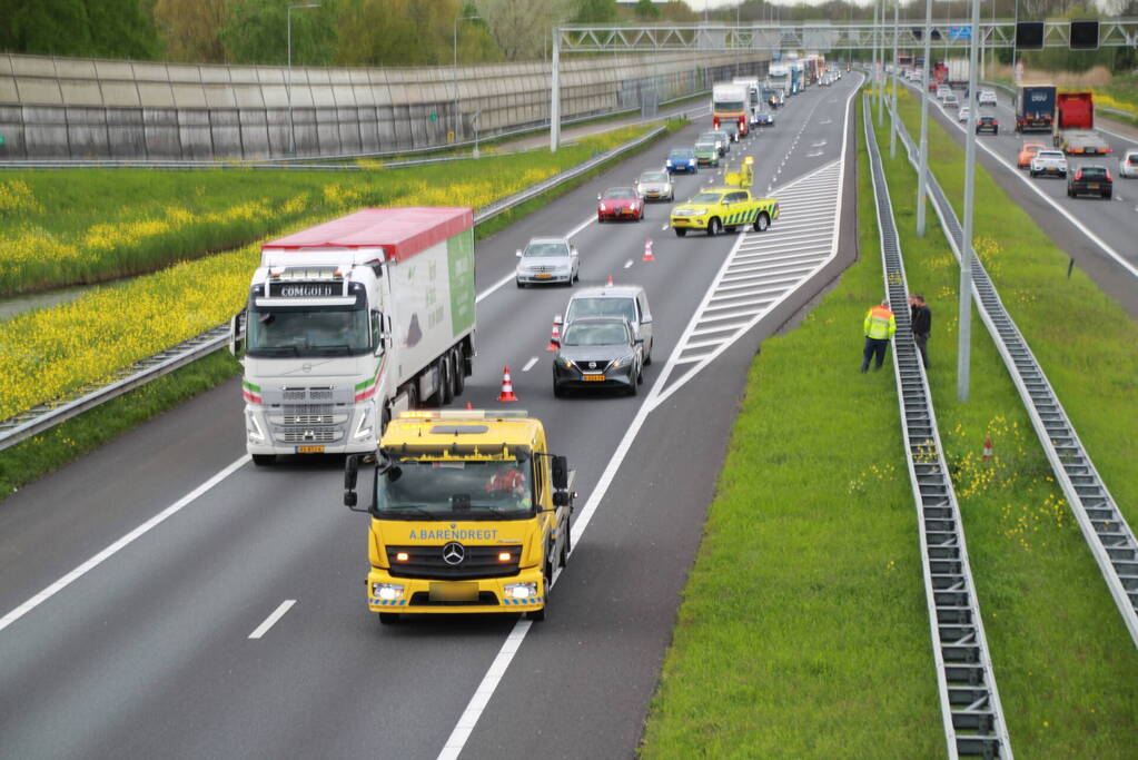 Bestelbus klapt achterop personenauto