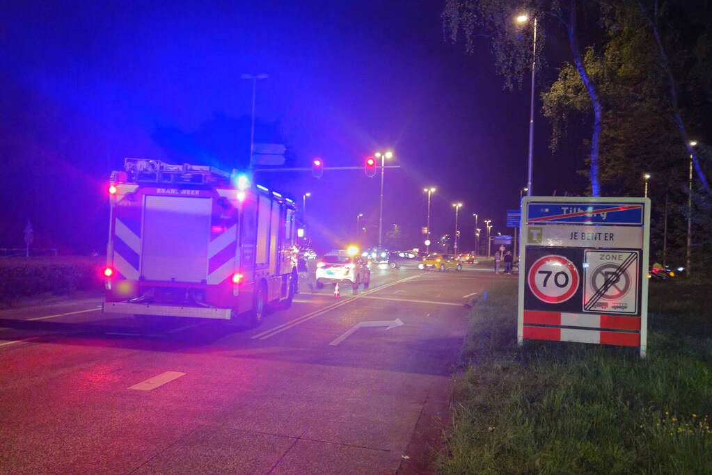 Personenauto's in botsing op kruising